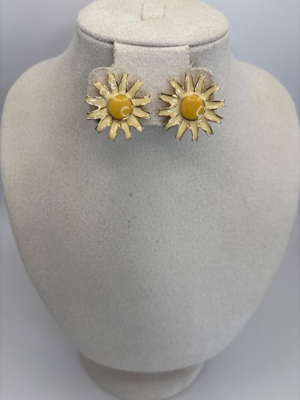 Vintage Enamel Daisy Flower Clip On Earrings Yellow White Gold Tone